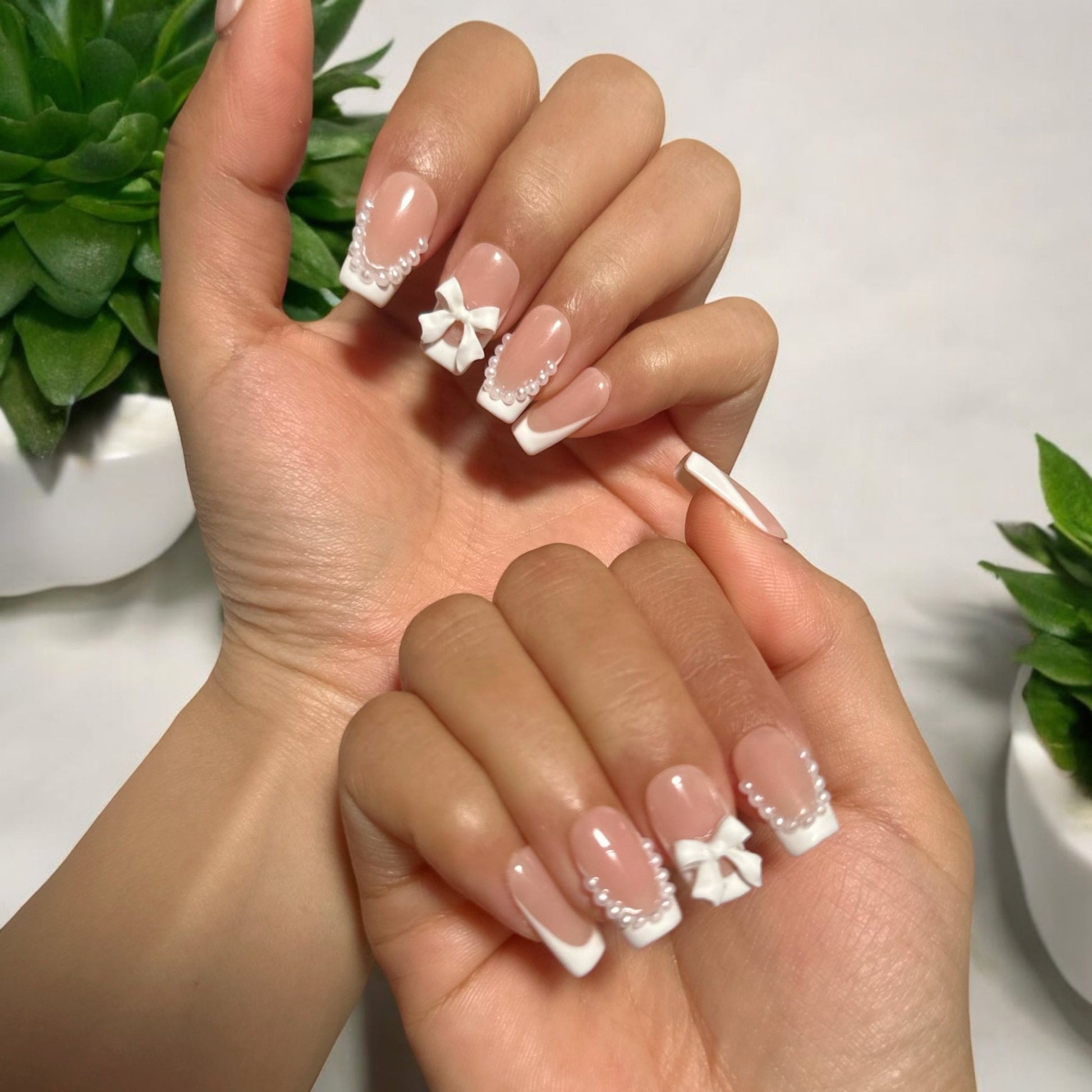Classics white bow french tips - Nails kim