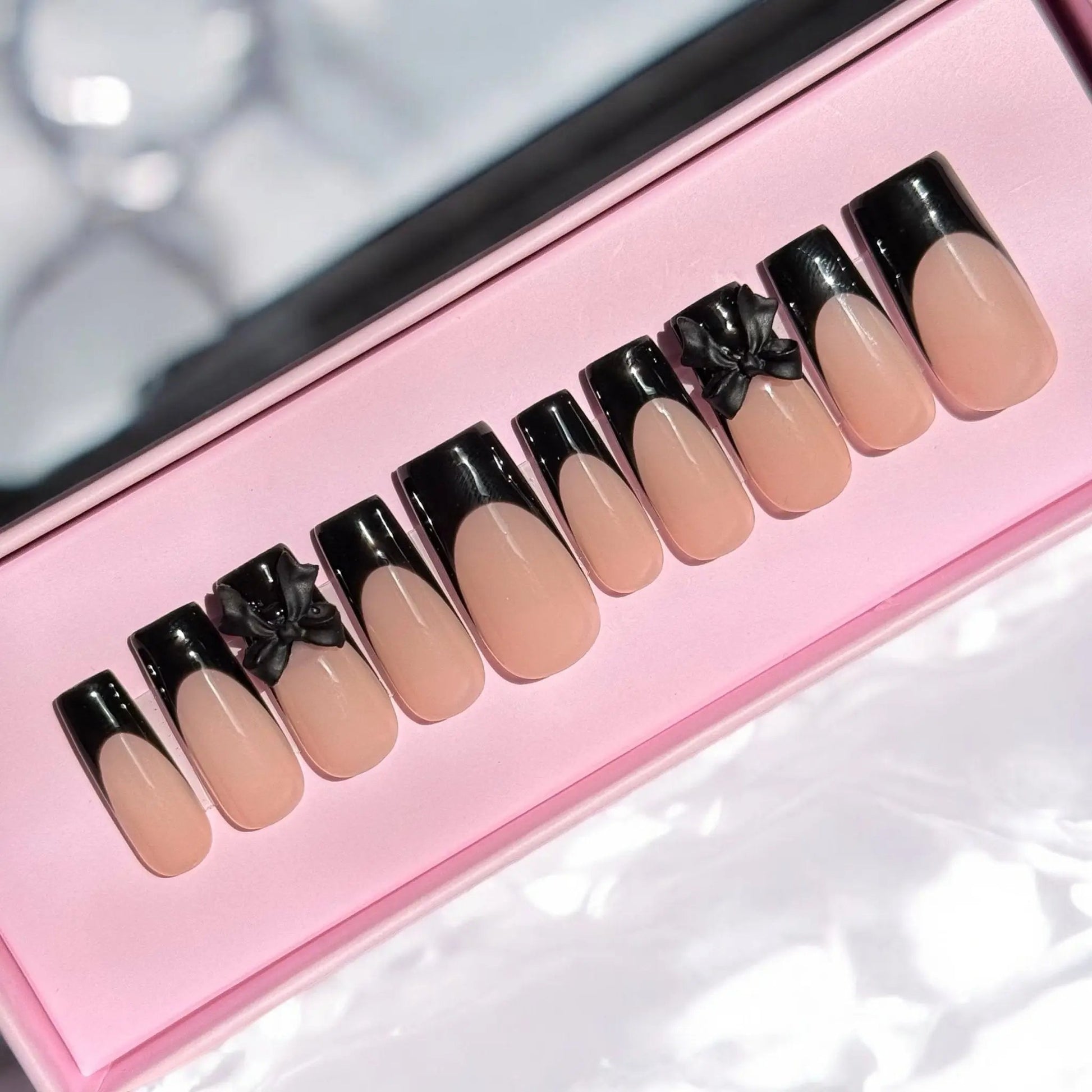 Medium square in black color and bow - Nails kim