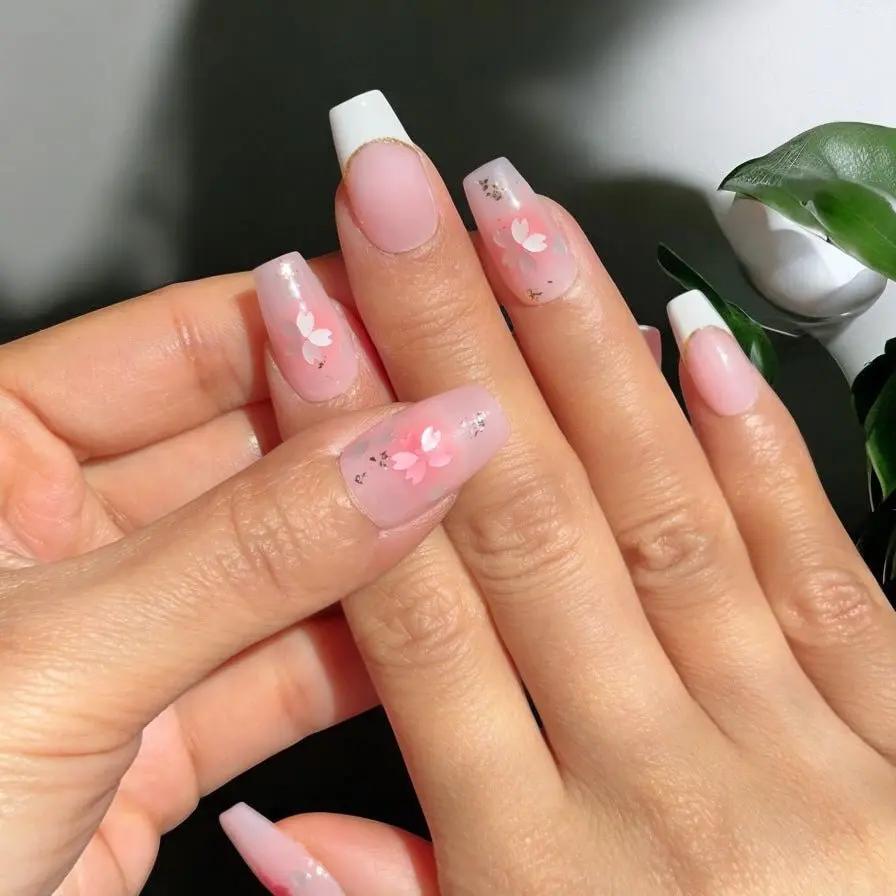 Chetty Blossom with french style - Nails kim