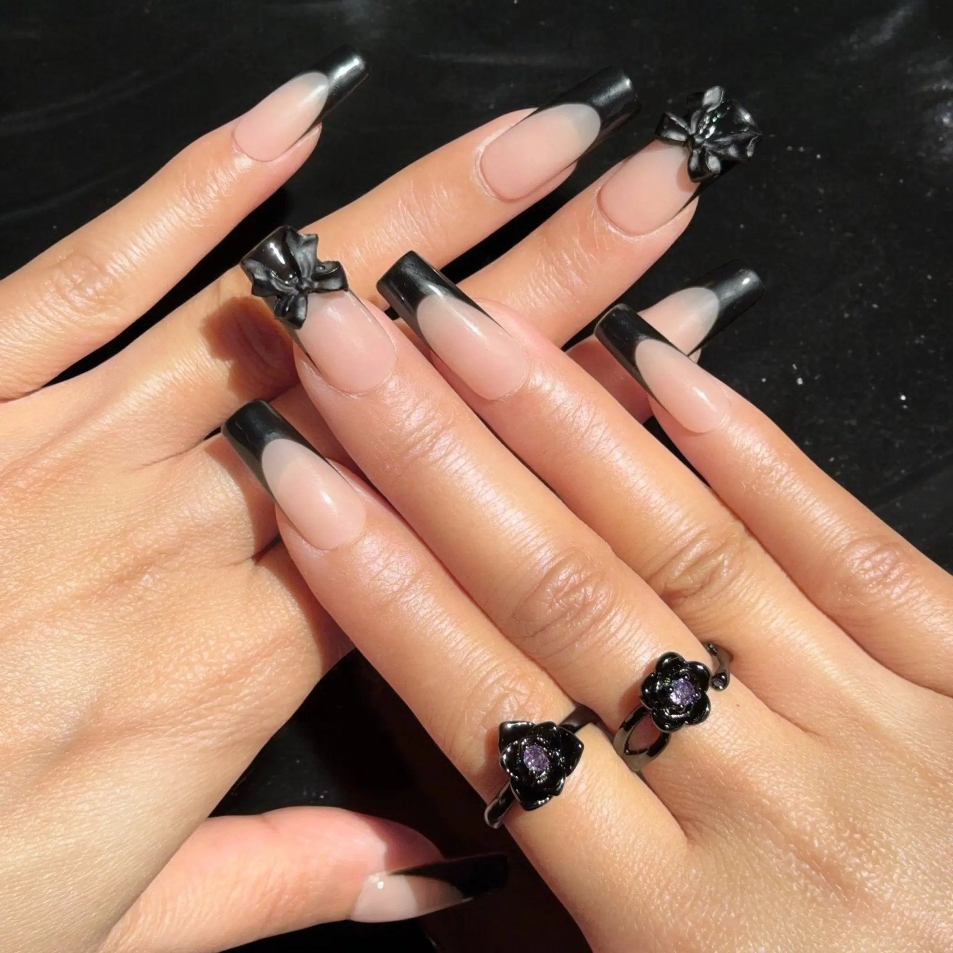 Medium square in black color and bow - Nails kim