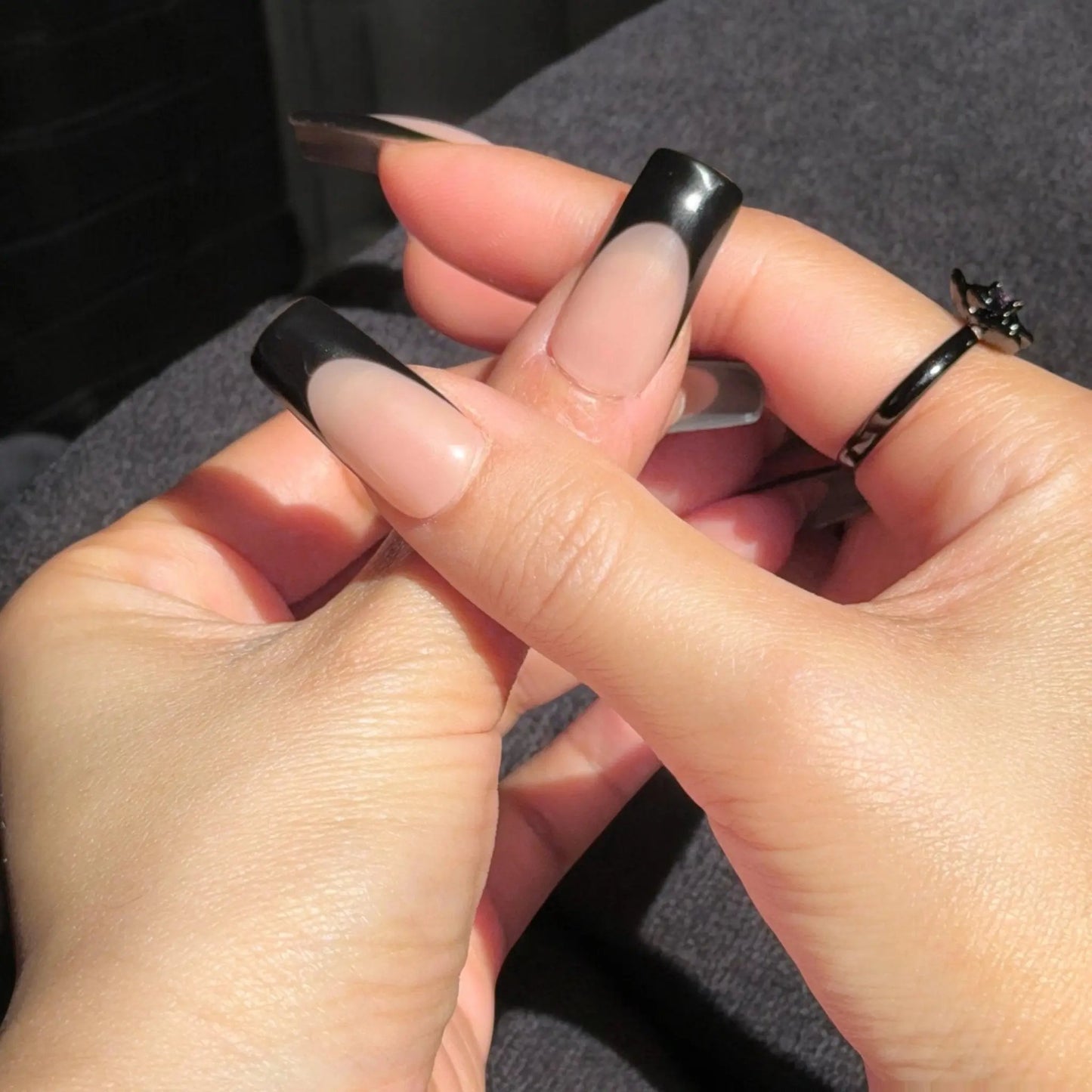 Medium square in black color and bow - Nails kim