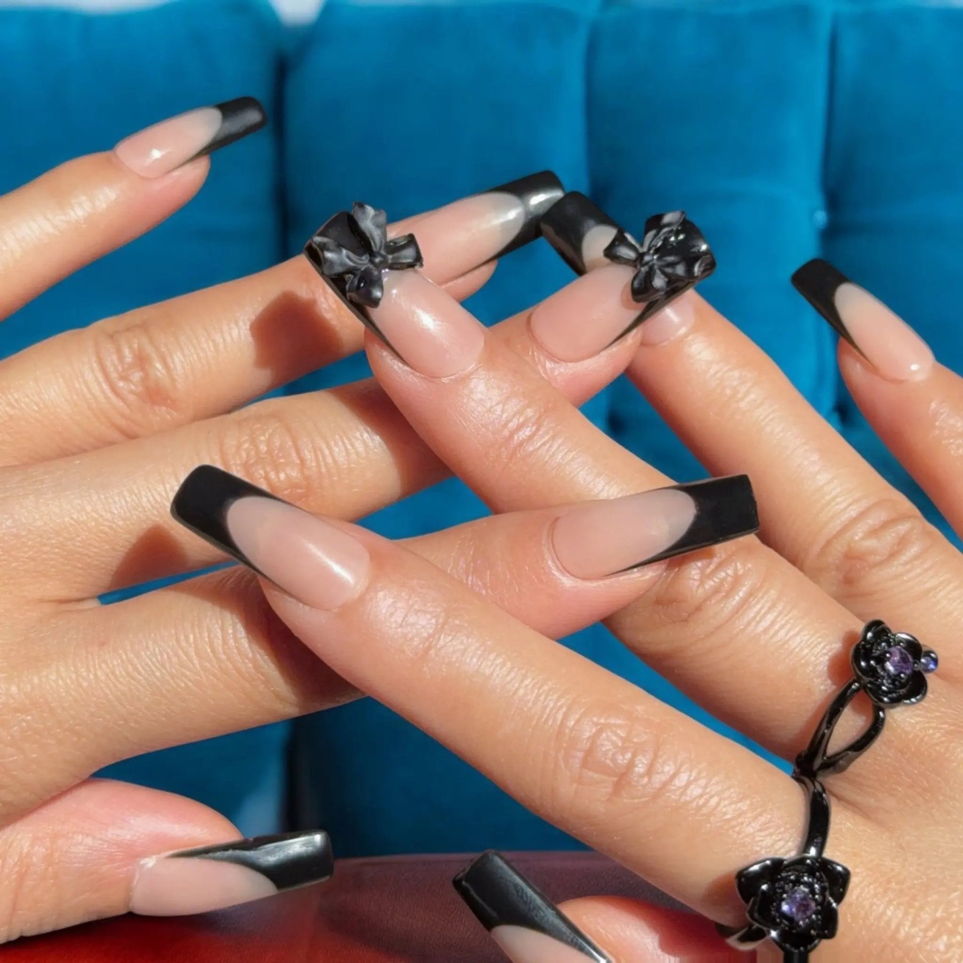 Medium square in black color and bow - Nails kim